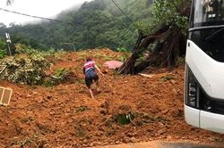 Sạt lở đất vùi lấp 3 CBCS chốt CSGT đèo Bảo Lộc