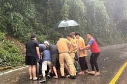 Đèo Bảo Lộc sạt lở nghiêm trọng, các phương tiện phải đi qua tỉnh lộ 725