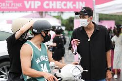 Phe vé BLACKPINK: Tăng 4 triệu đồng/cặp, đội mưa nắng suốt 3 ngày mong kiếm lời