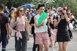 Khán giả phấn khích tới đêm diễn BLACKPINK thứ 2 trong sắc hồng đen