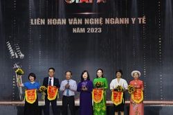 Những nỗ lực, đóng góp của cán bộ, đoàn viên, người lao động ngành y tế tô đẹp thêm hình ảnh 'chiến sĩ áo trắng'