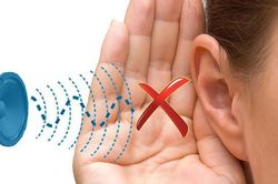Ăn lòng lợn tiết canh, một thợ xây bị điếc đột ngột do viêm màng não