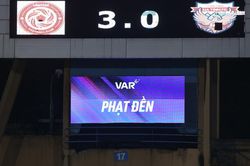 Thiếu VAR, trọng tài lại bị nhiều đội phản ứng quyết liệt