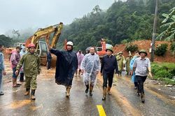 Hình ảnh Phó Thủ tướng Trần Lưu Quang lội bùn vào hiện trường vụ sạt lở đèo Bảo Lộc