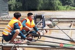 Cán bộ, chiến sĩ Ban CHQS huyện Định Quán giúp dân chằng, chống bè cá