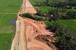 Dự án đường cao tốc Bắc-Nam phía Đông qua khu vực miền Trung: Thi công cầm chừng do vướng mặt bằng, thiếu vật liệu