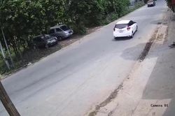 Drift tại khúc cua, ô tô gây tai nạn rồi bỏ chạy mất hút