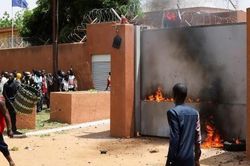 Đảo chính ở Niger: Tổng thống Chad tới Niamey, Pháp phản ứng gắt trước hành động này