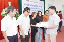 Trao giấy chứng nhận hoàn thành lớp bồi dưỡng kỹ năng làm SEO cho báo điện tử