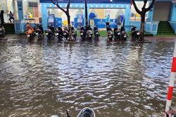 Mưa trắng trời, nhiều tuyến phố ở Hà Nội ngập nặng
