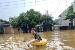 Mưa lớn, ngập sâu, người dân bơi phao trên phố Lào Cai