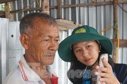 Chiến sĩ tình nguyện cài đặt VNeID cho đồng bào Khmer