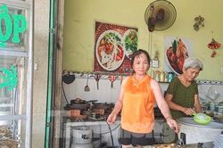 Thực hư thông tin quán cơm dồn góp thức ăn thừa bán cho khách