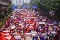 Mưa tầm tã, đường phố Hà Nội tắc 'không lối thoát'