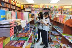 Đừng quay lại 'độc quyền' sách giáo khoa