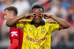 Dalot và Antony vẽ siêu phẩm, MU vẫn thua ngược Dortmund