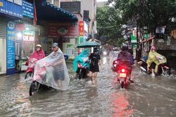 Người dân Thủ đô bì bõm lội mưa trong giờ tan tầm