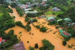 Nhiều địa phương bị ngập lụt, thiệt hại nặng nề do mưa kéo dài