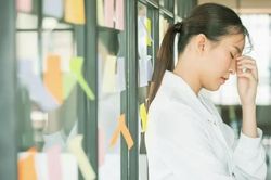 Tôi bị đồng nghiệp bêu xấu và lạnh nhạt từ ngày chồng nghỉ việc