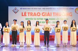 38 học sinh được trao giải khuyến tài Huỳnh Thúc Kháng