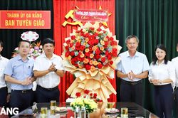 Lãnh đạo thành phố thăm, chúc mừng kỷ niệm 93 năm ngày truyền thống ngành Tuyên giáo