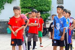 Cầu thủ nhí đá bóng xa nhà