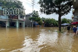 Mưa lớn liên tục, nhiều tuyến phố ở thành phố Lào Cai ngập nặng