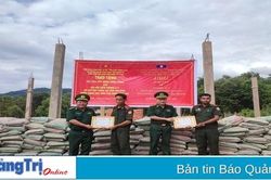 Biên phòng Quảng Trị hỗ trợ vật liệu xây dựng doanh trại cho Đại đội Biên phòng 511 (Lào)