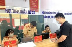 Từ ngày 15/8, khi bán xe phải giữ lại giấy đăng ký và biển số xe