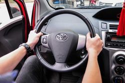 Xe bị khóa vô lăng phải làm sao?