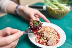 Bị điếc sau 2 ngày ăn tiết canh