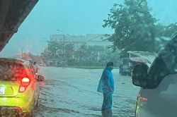 Hà Nội: Mưa lớn diện rộng, nhiều tuyến đường nội đô úng ngập cục bộ