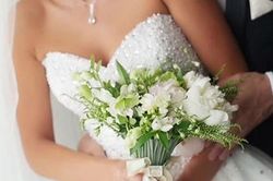 Vợ ôm bạn trai cũ thắm thiết ở đám cưới