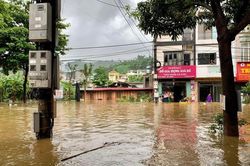 Lào Cai: Mưa lớn kéo dài, nhiều tuyến đường ngập sâu, người dân 'bơi từ nhà ra ngõ'