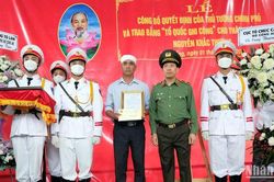 Trao bằng 'Tổ quốc ghi công' cho thân nhân 3 liệt sĩ hy sinh tại đèo Bảo Lộc