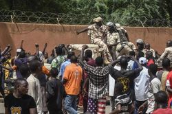 Nhóm đảo chính Niger bắt các chính trị gia, Burkina Faso và Mali tuyên bố ủng hộ