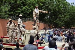 Niger tiềm ẩn bùng nổ xung đột, Pháp và châu Âu ráo riết sơ tán công dân