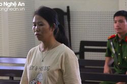 'Nối gót' chồng vào tù mới lo lắng cho đàn con thơ