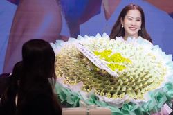 Nam Em ghi điểm với hành động khi được khán giả tặng hoa trên sân khấu