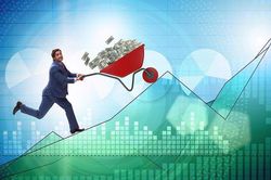 Dòng tiền của nhóm nào đã đưa VN-Index vượt đỉnh trong tháng 7?