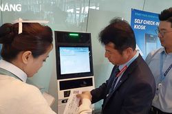 Du khách thích thú với dịch vụ check-in tự động tại sân bay