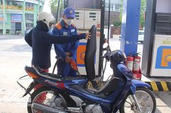 Giá xăng tiếp tục tăng hơn 1,1 ngàn đồng/lít
