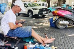 Nghề 'chữa bệnh' cho giày, dép cũ