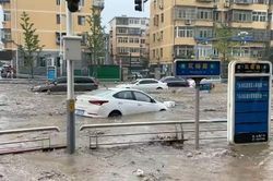 Mưa không ngớt kéo dài sang ngày thứ 4 ở Bắc Kinh, Trung Quốc cảnh báo thiên tai nghiêm trọng