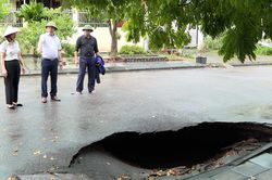 Bất ngờ xuất hiện hố tử thần trên phố, Quảng Ninh khẩn cấp di dời dân