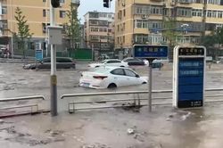 Mưa lớn nhất thập kỷ ở Bắc Kinh, 11 người thiệt mạng, ô tô trôi trên phố