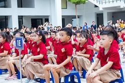 Hà Nội: Tiểu học Thái Thịnh đón tween lớp 1, các cô giáo dành tặng tiết mục đặc biệt