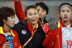 Thầy trò HLV Mai Đức Chung ngẩng cao đầu chào tạm biệt