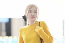 Rosé (BlackPink) thanh lịch, gây ấn tượng ở sân bay với thời trang phong cách tối giản