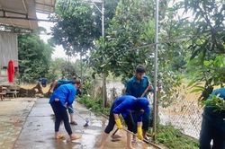 Thanh niên Đắk Nông giúp người dân khắc phục hậu quả mưa lũ